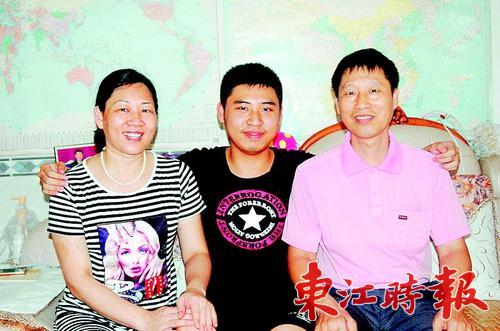 李明明和父母在一起。
