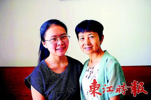林正青和母親。
